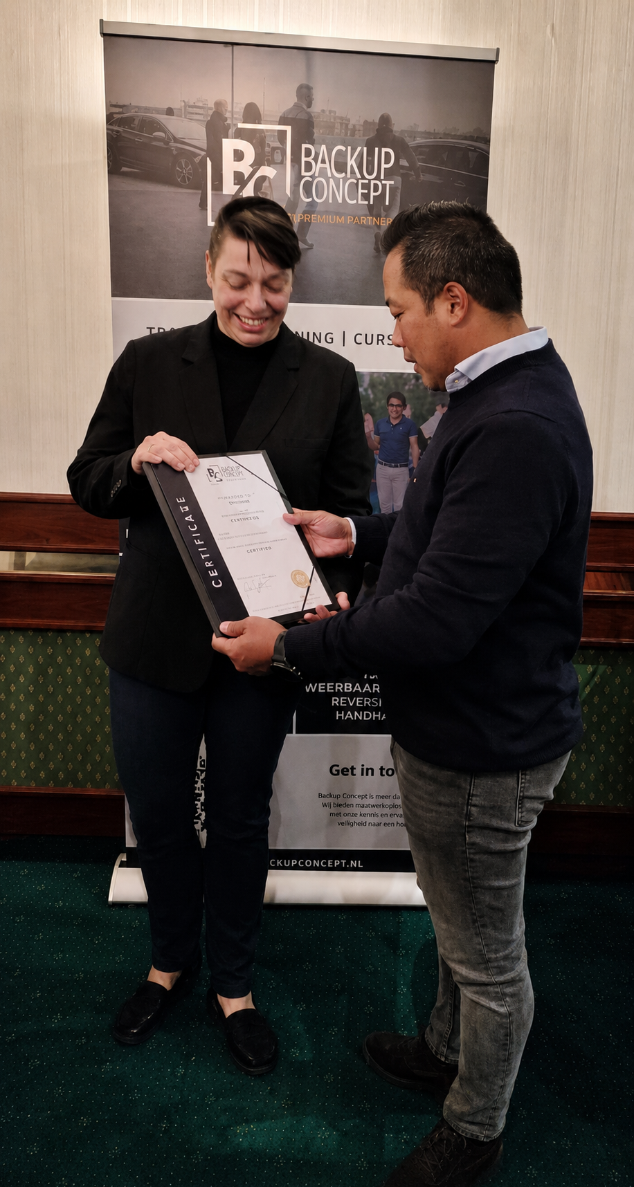 Thamara ontvangt het certificaat Persoonsbeveiliger bij TJ Allround Beveiliging Service
